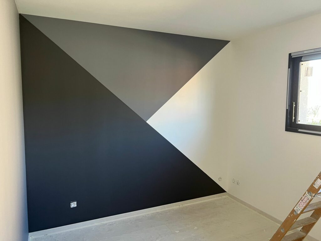 Peinture décoration. Pose de scotch, traçage au laser et peinture décoration de couleur